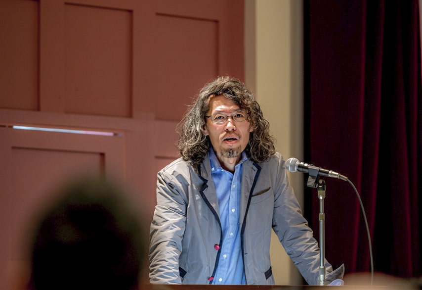 学生会館で講演する竹内洋岳